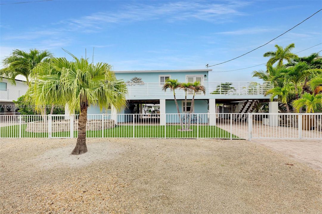 For Sale: $1,150,000 (4 beds, 3 baths, 960 Square Feet)