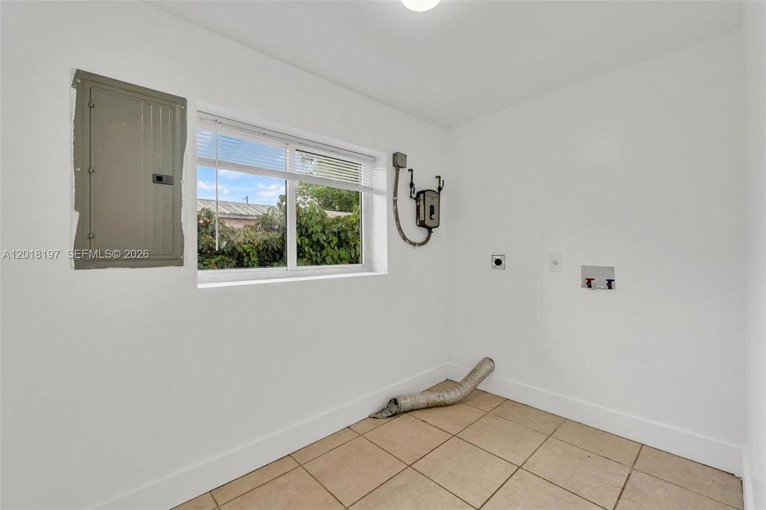 For Sale: $385,000 (3 beds, 1 baths, 1323 Square Feet)