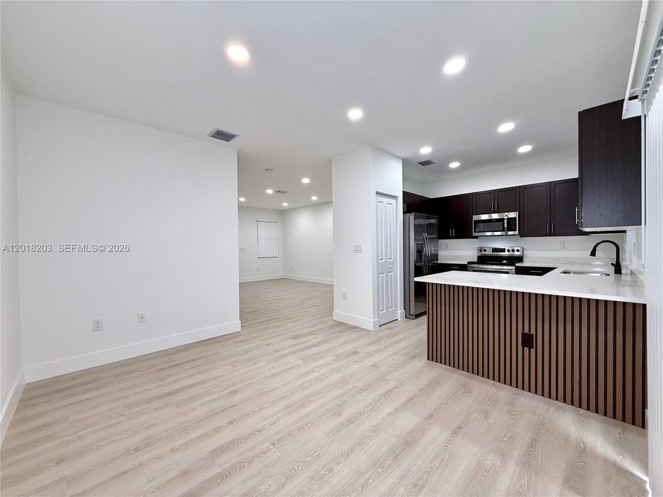На продажу: $469,000 (3 спален, 2 ванн, 1462 Квадратных фут)