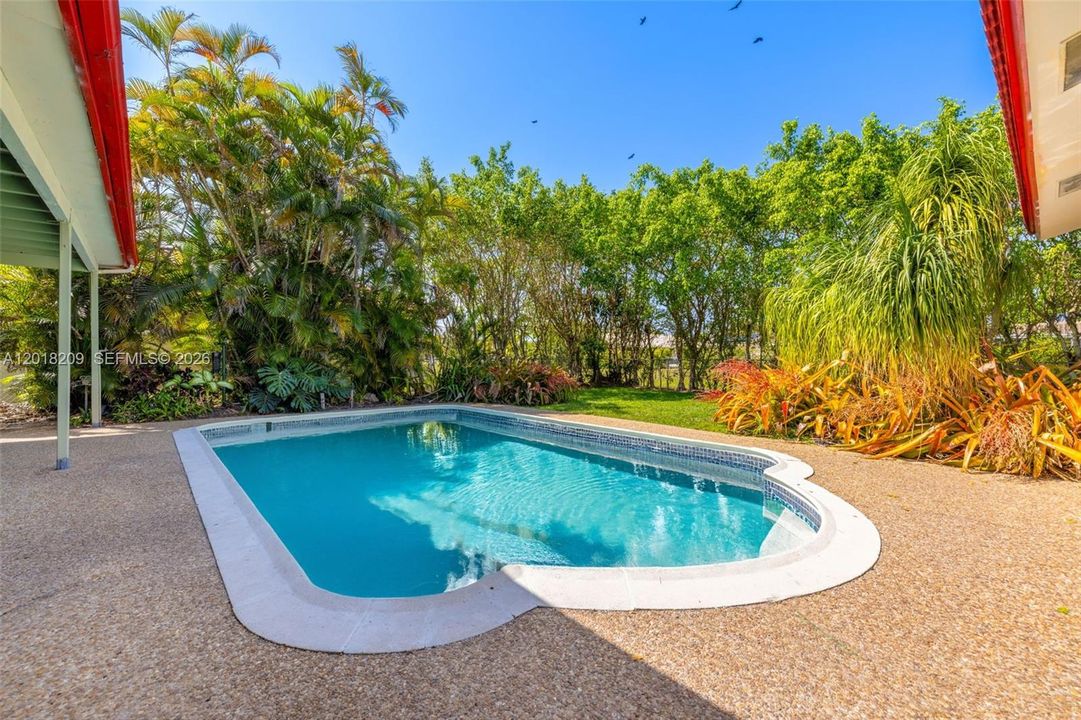 En Venta: $775,000 (5 camas, 3 baños, 2472 Pies cuadrados)