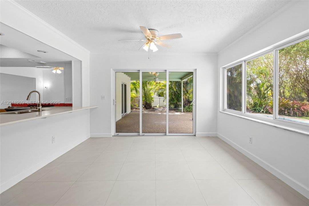 En Venta: $775,000 (5 camas, 3 baños, 2472 Pies cuadrados)