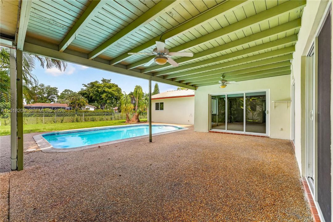 En Venta: $775,000 (5 camas, 3 baños, 2472 Pies cuadrados)