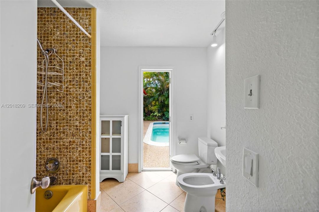 En Venta: $775,000 (5 camas, 3 baños, 2472 Pies cuadrados)