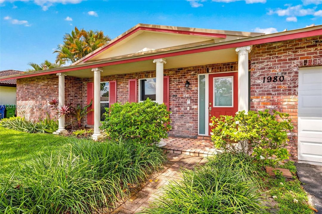En Venta: $775,000 (5 camas, 3 baños, 2472 Pies cuadrados)