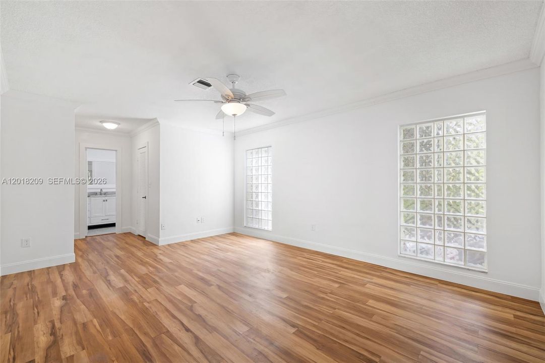 En Venta: $775,000 (5 camas, 3 baños, 2472 Pies cuadrados)