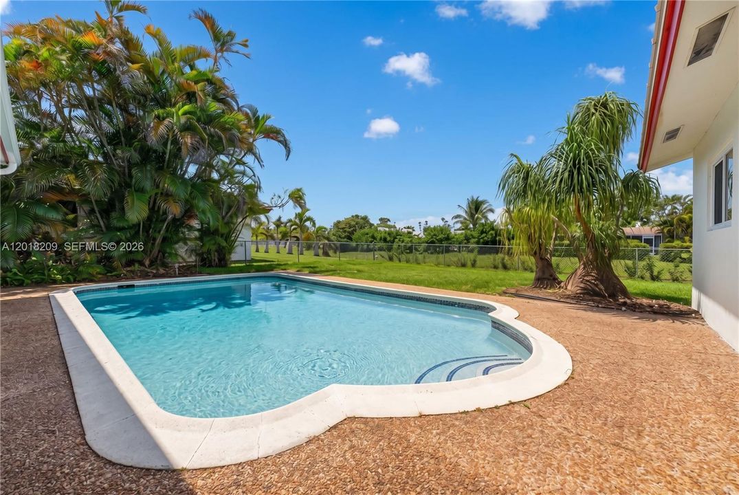 En Venta: $775,000 (5 camas, 3 baños, 2472 Pies cuadrados)