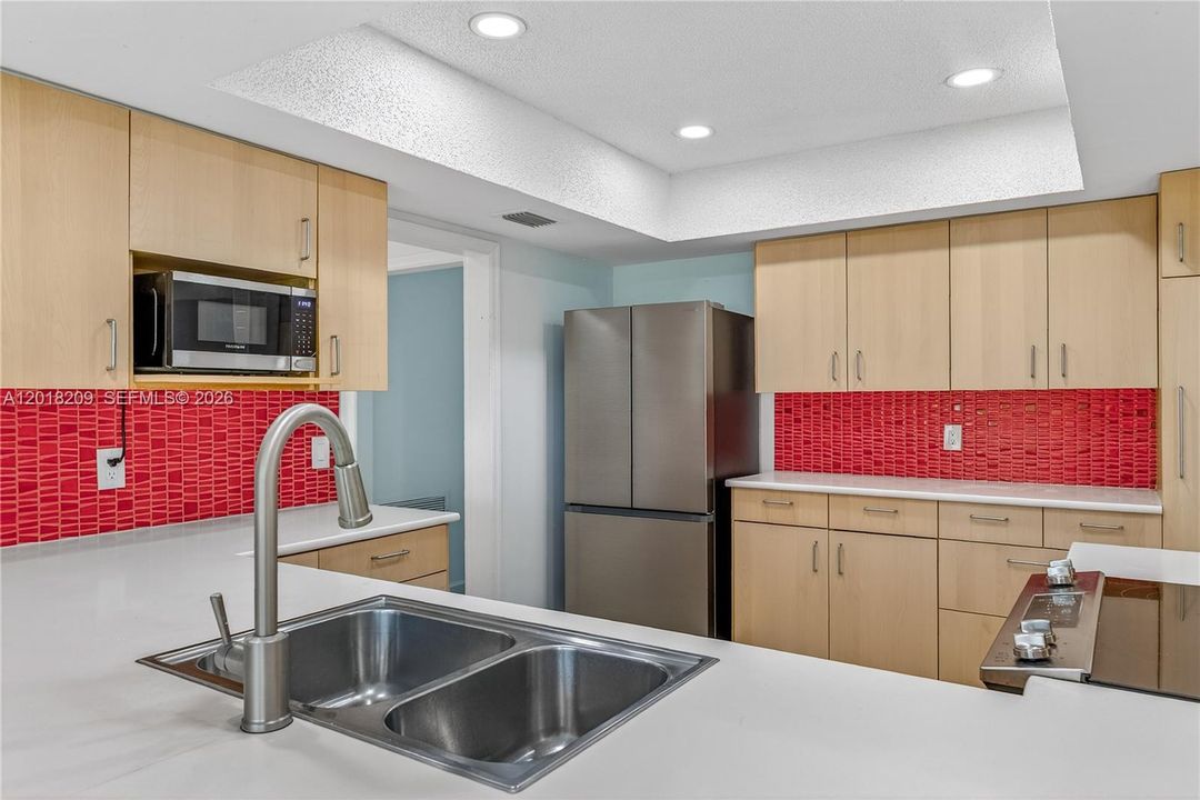 En Venta: $775,000 (5 camas, 3 baños, 2472 Pies cuadrados)