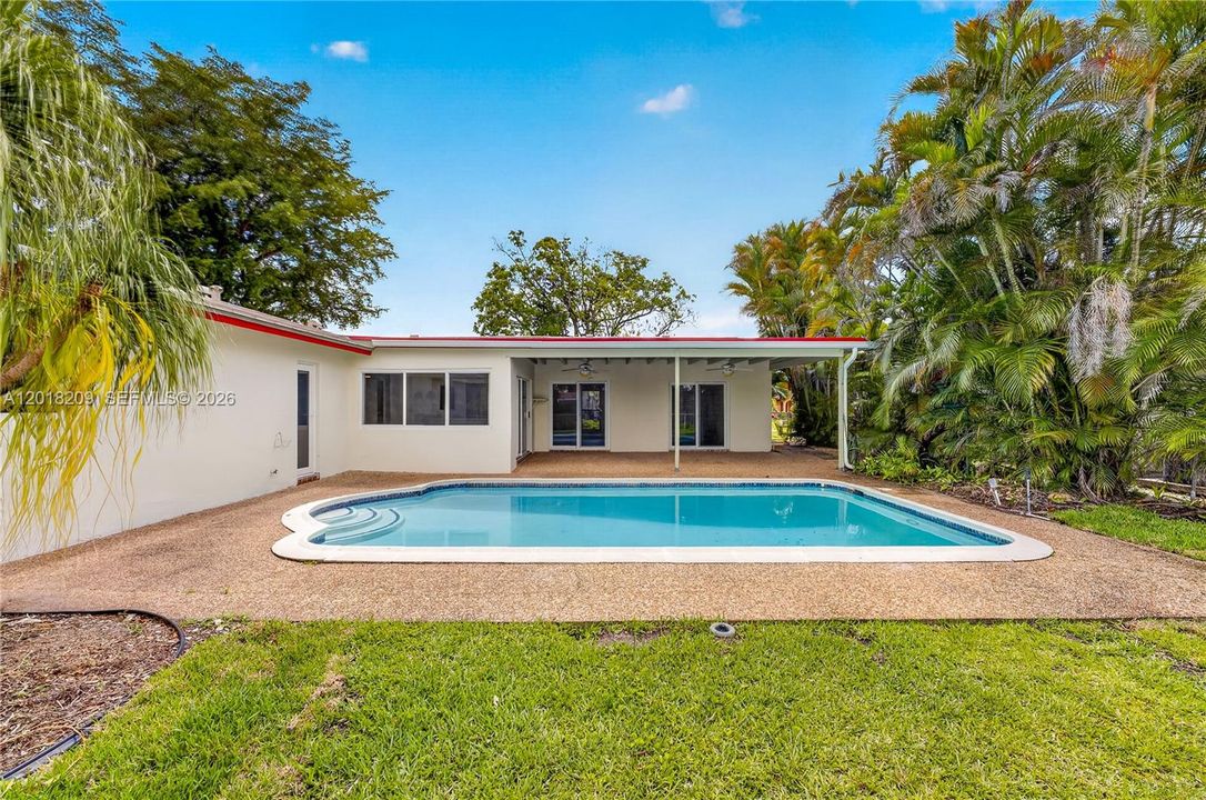 En Venta: $775,000 (5 camas, 3 baños, 2472 Pies cuadrados)