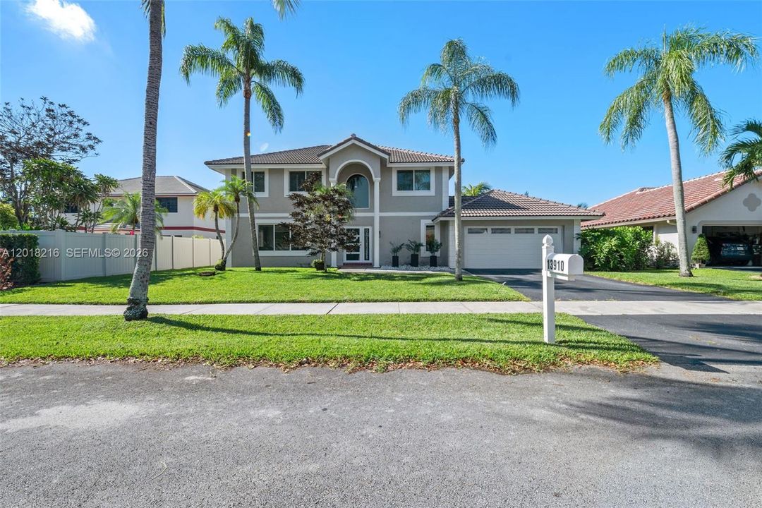 Activo con contrato: $895,000 (4 camas, 2 baños, 2422 Pies cuadrados)