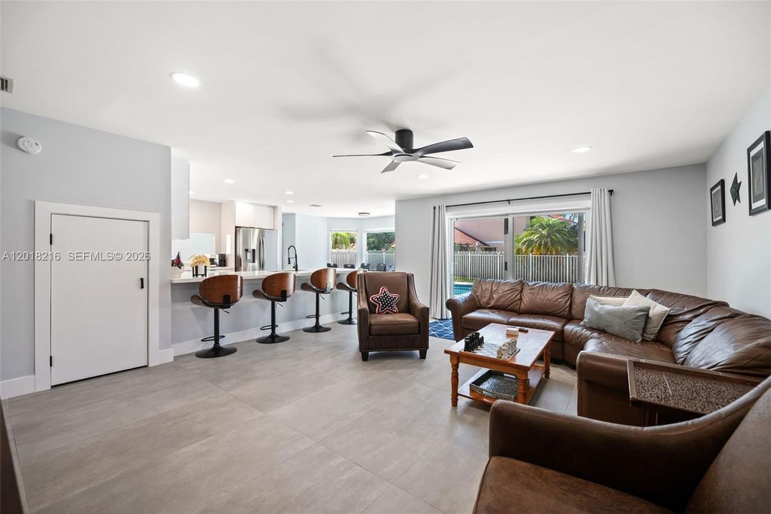 Activo con contrato: $895,000 (4 camas, 2 baños, 2422 Pies cuadrados)