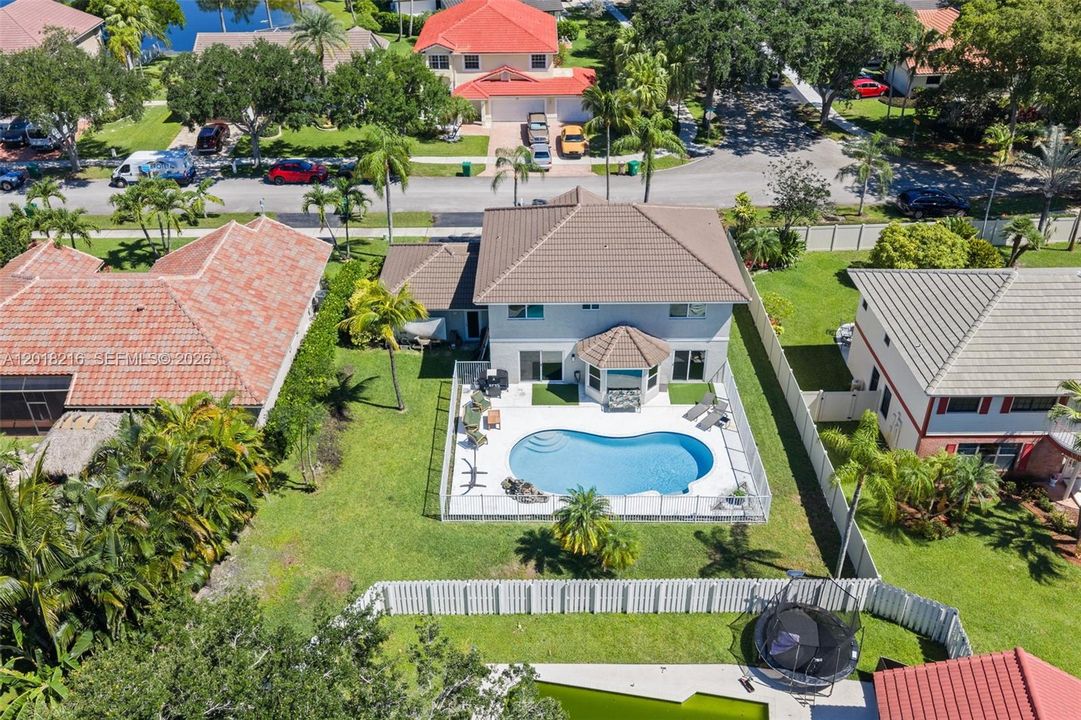 Activo con contrato: $895,000 (4 camas, 2 baños, 2422 Pies cuadrados)
