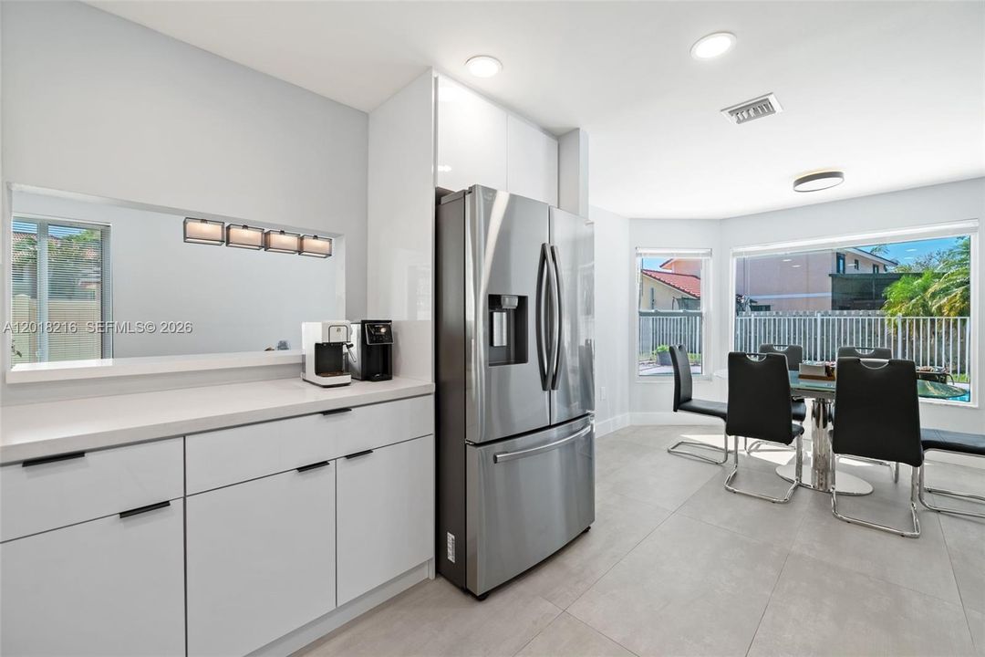 Activo con contrato: $895,000 (4 camas, 2 baños, 2422 Pies cuadrados)
