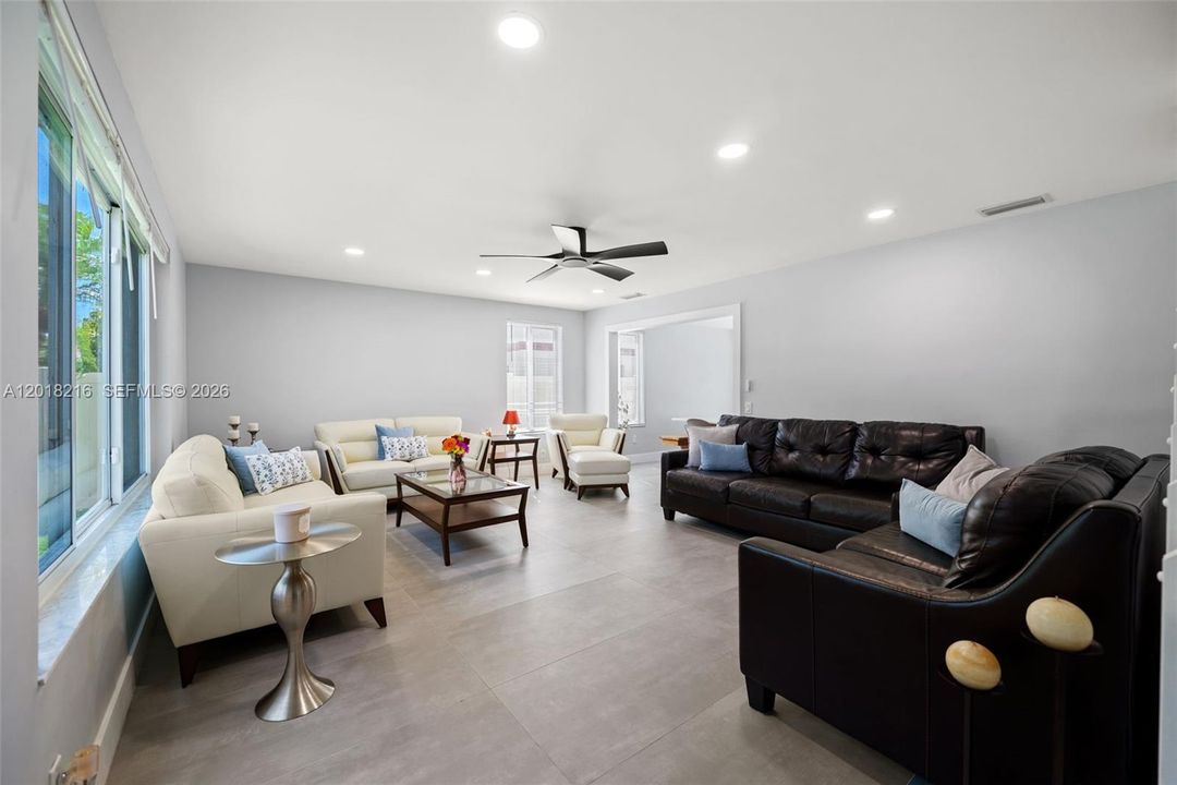 Activo con contrato: $895,000 (4 camas, 2 baños, 2422 Pies cuadrados)