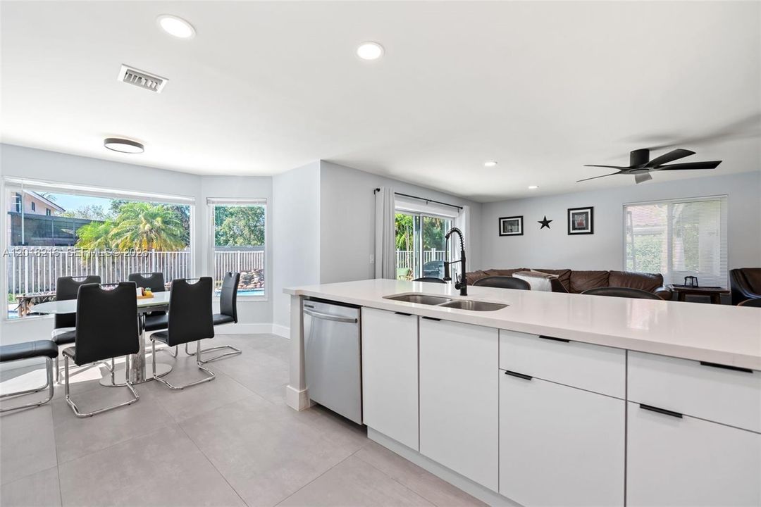 Activo con contrato: $895,000 (4 camas, 2 baños, 2422 Pies cuadrados)