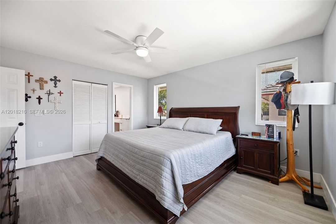 Activo con contrato: $895,000 (4 camas, 2 baños, 2422 Pies cuadrados)