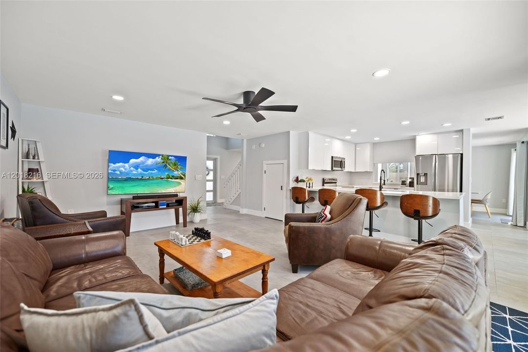 Activo con contrato: $895,000 (4 camas, 2 baños, 2422 Pies cuadrados)