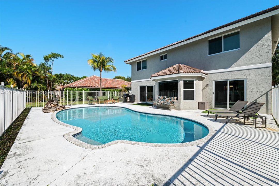 Activo con contrato: $895,000 (4 camas, 2 baños, 2422 Pies cuadrados)