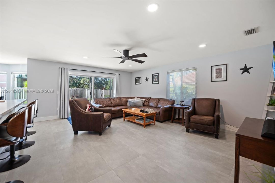 Activo con contrato: $895,000 (4 camas, 2 baños, 2422 Pies cuadrados)