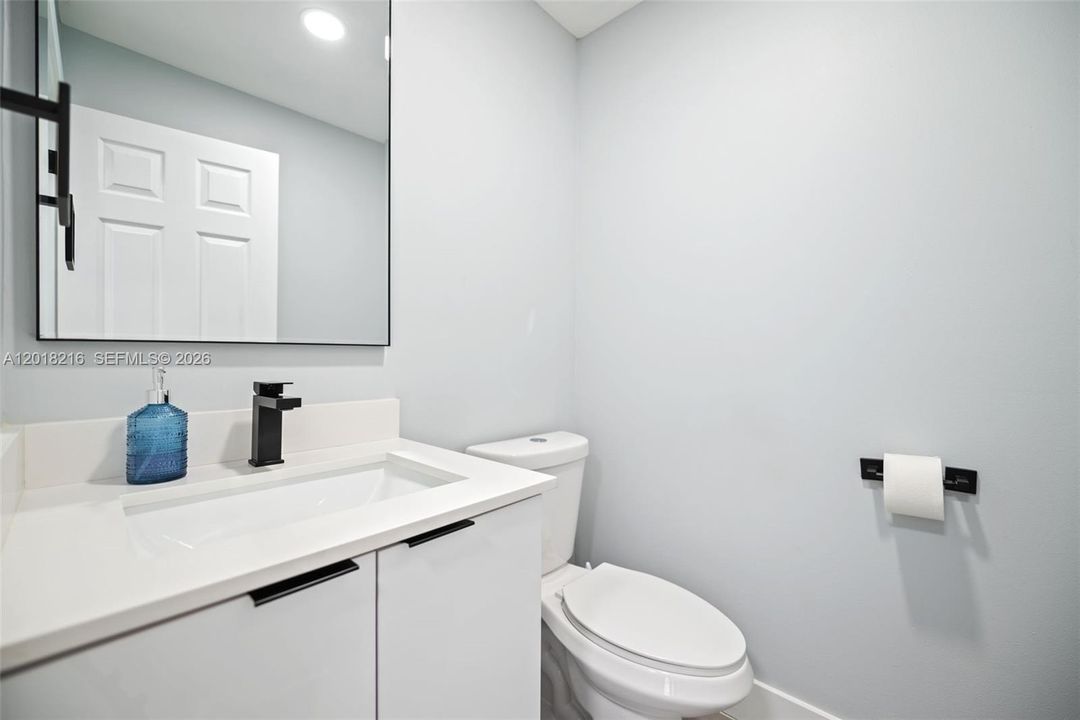 Activo con contrato: $895,000 (4 camas, 2 baños, 2422 Pies cuadrados)