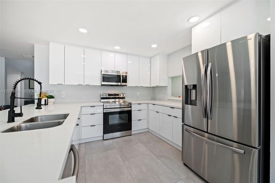 Activo con contrato: $895,000 (4 camas, 2 baños, 2422 Pies cuadrados)