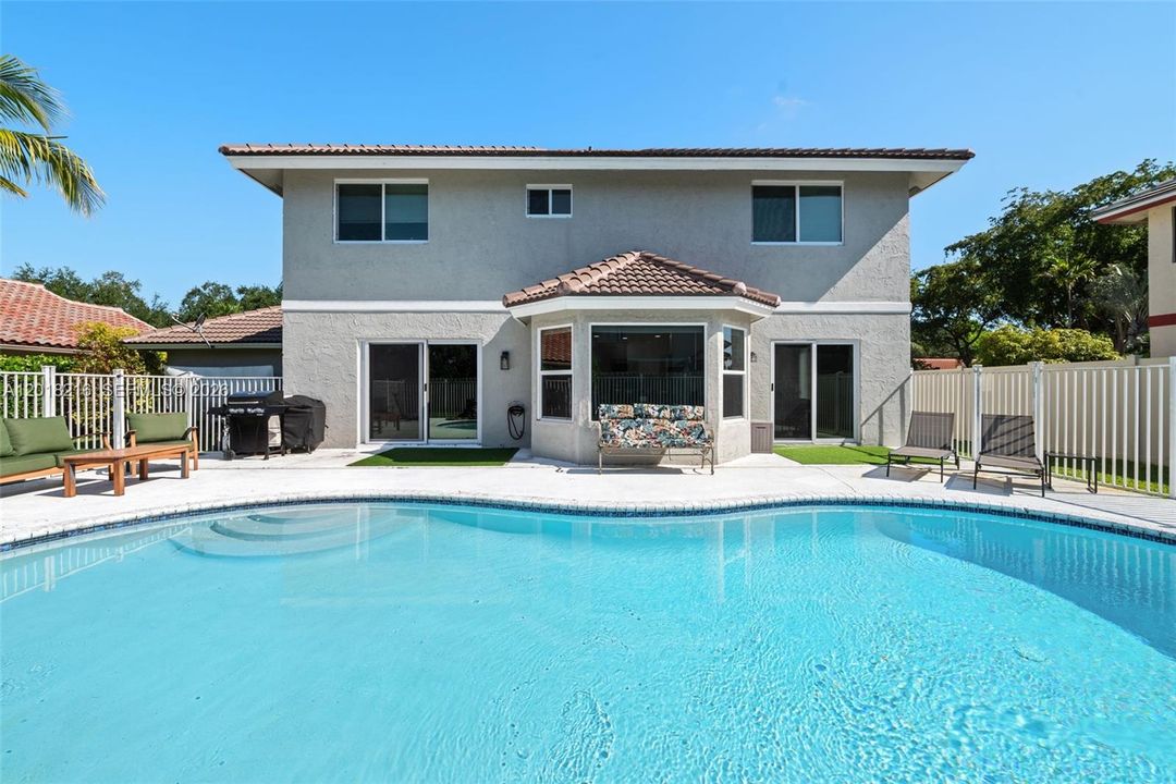 Activo con contrato: $895,000 (4 camas, 2 baños, 2422 Pies cuadrados)