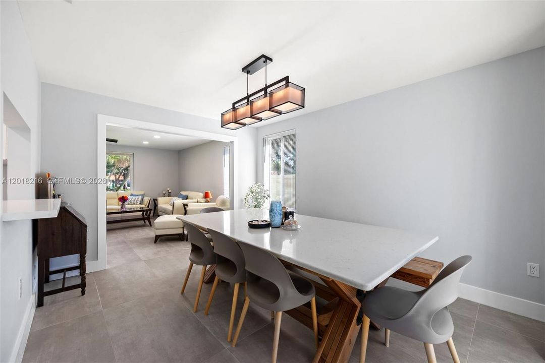 Activo con contrato: $895,000 (4 camas, 2 baños, 2422 Pies cuadrados)