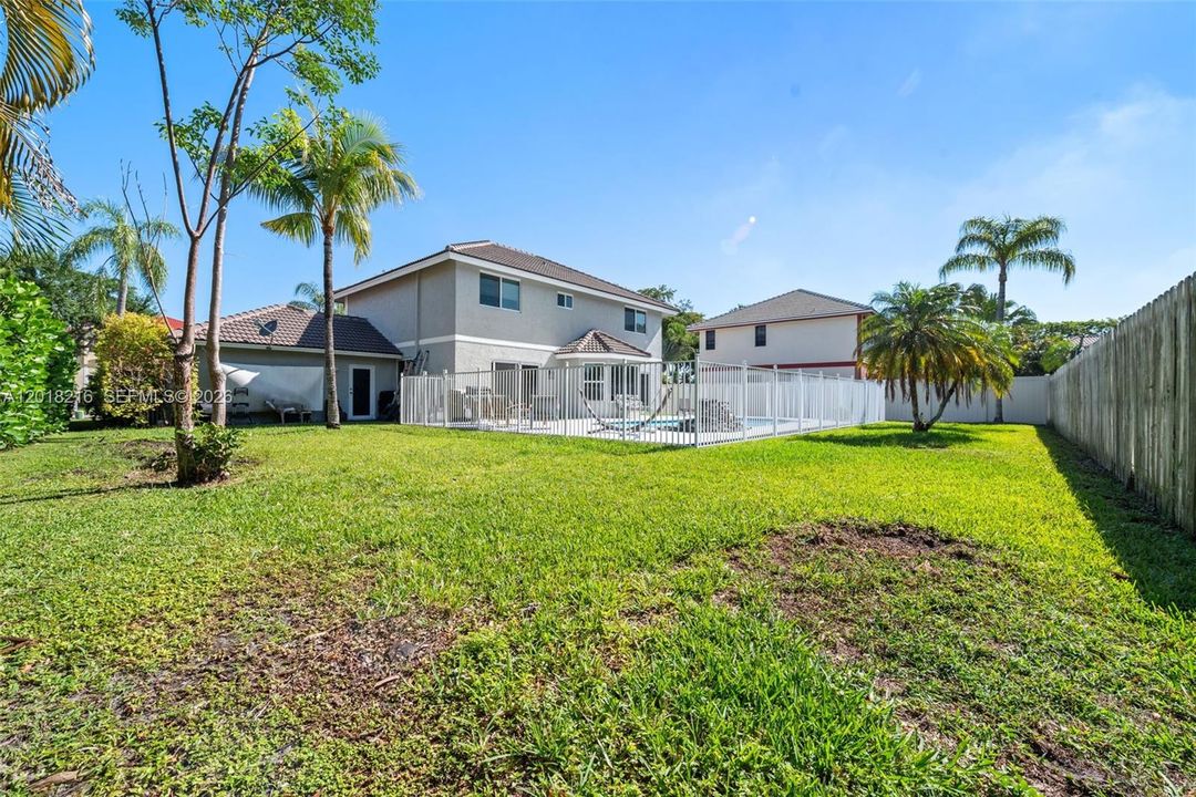 Activo con contrato: $895,000 (4 camas, 2 baños, 2422 Pies cuadrados)