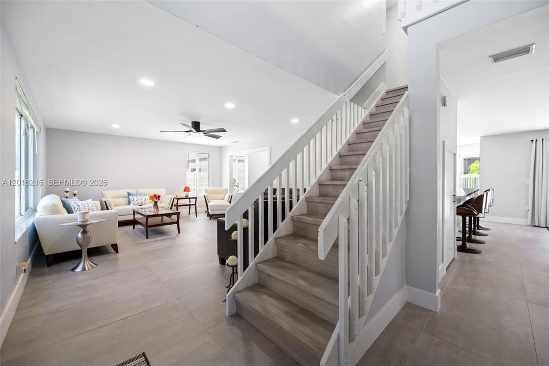 Activo con contrato: $895,000 (4 camas, 2 baños, 2422 Pies cuadrados)
