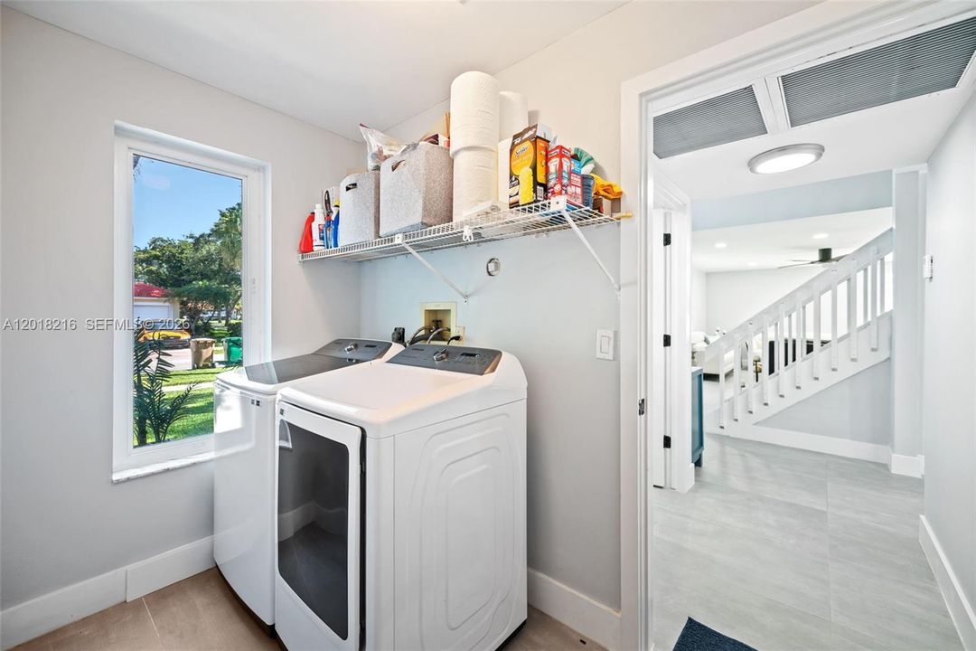 Activo con contrato: $895,000 (4 camas, 2 baños, 2422 Pies cuadrados)
