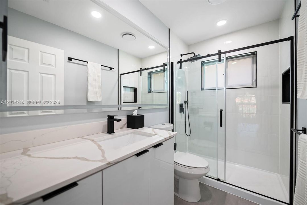Activo con contrato: $895,000 (4 camas, 2 baños, 2422 Pies cuadrados)