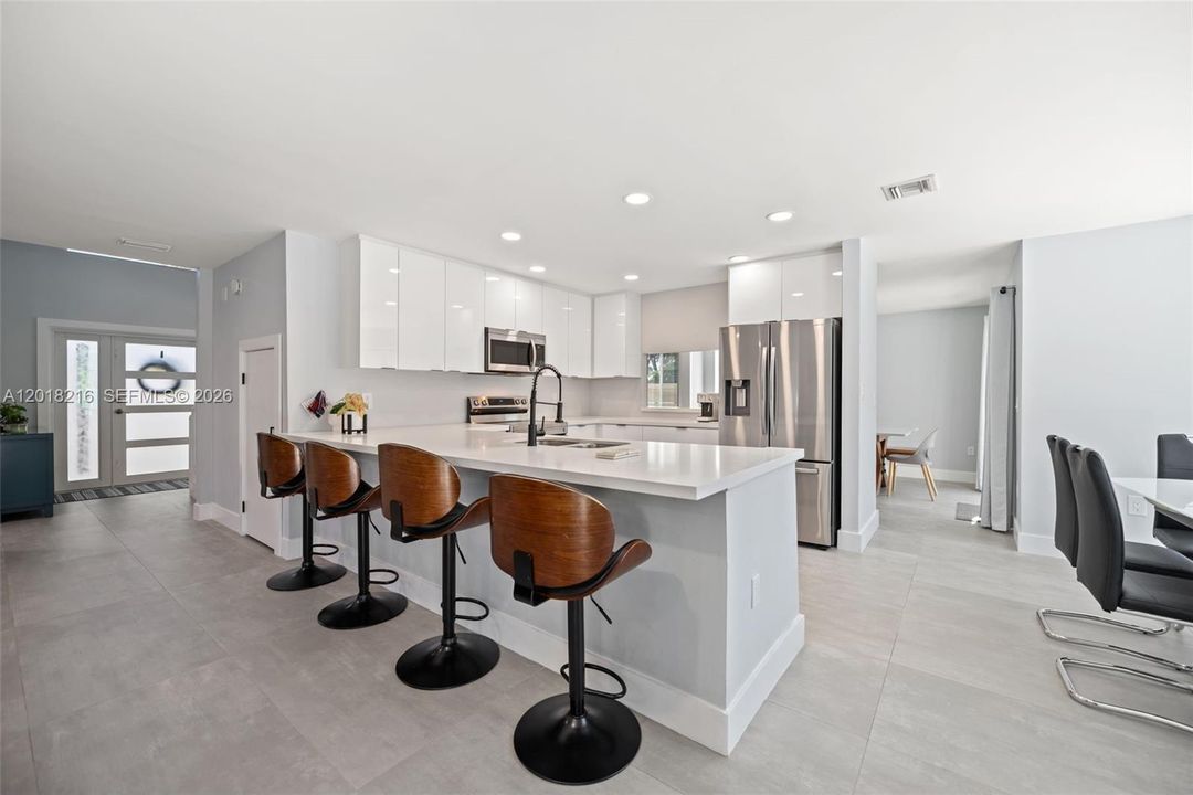 Activo con contrato: $895,000 (4 camas, 2 baños, 2422 Pies cuadrados)