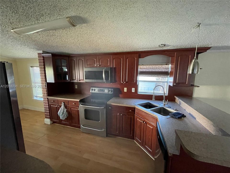 For Rent: $2,500 (3 beds, 2 baths, 1170 Square Feet)