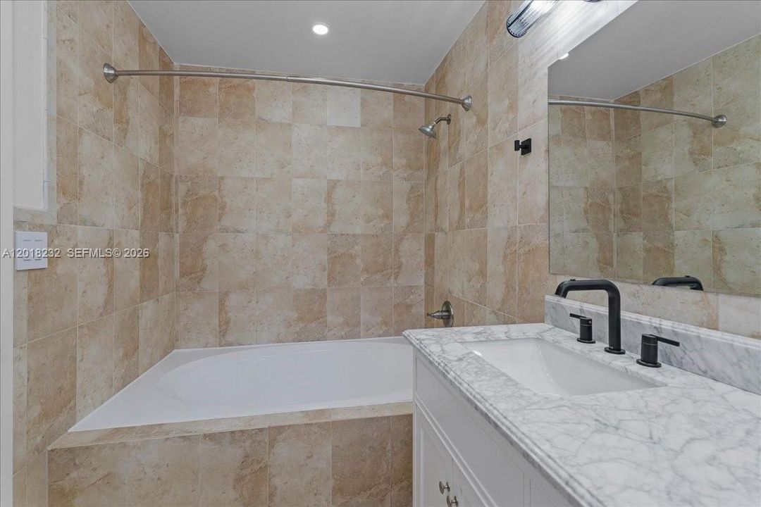 Activo con contrato: $4,300 (3 camas, 2 baños, 1712 Pies cuadrados)