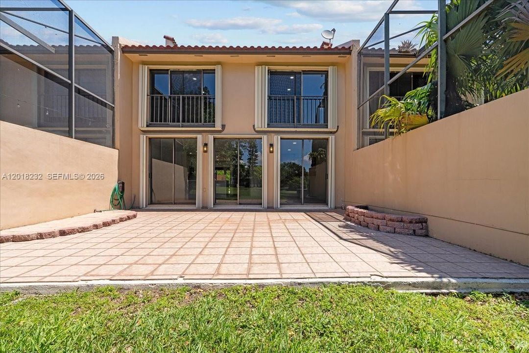 Activo con contrato: $4,300 (3 camas, 2 baños, 1712 Pies cuadrados)