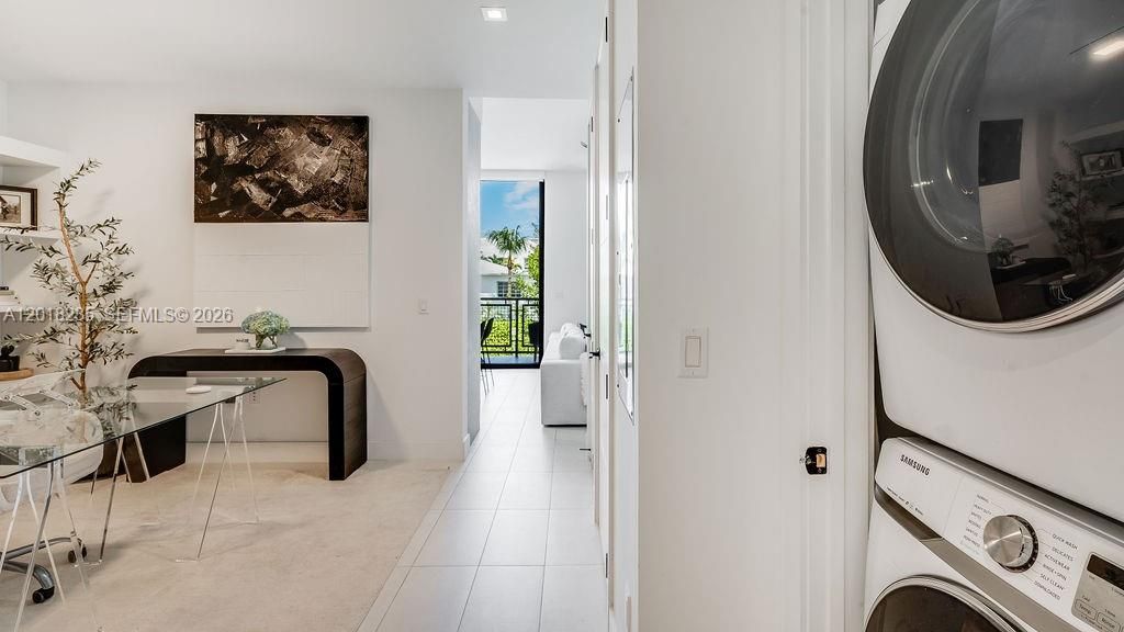 For Sale: $850,000 (1 beds, 2 baths, 975 Square Feet)