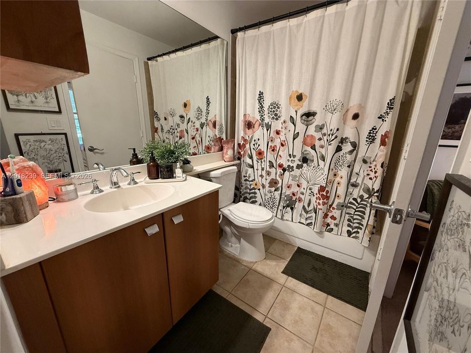 For Sale: $200,000 (1 beds, 1 baths, 560 Square Feet)