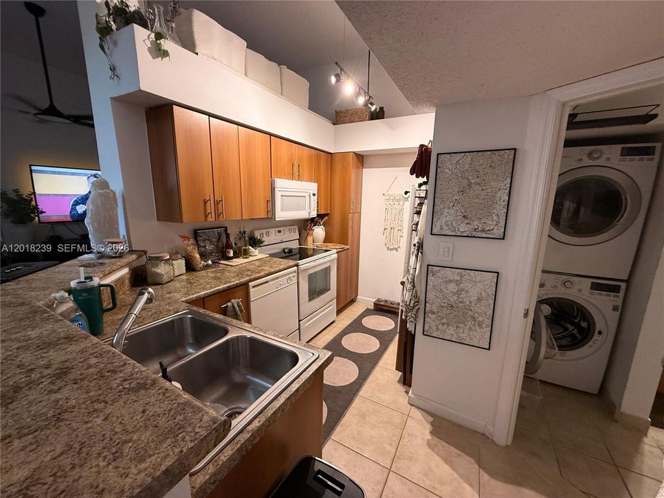 For Sale: $200,000 (1 beds, 1 baths, 560 Square Feet)