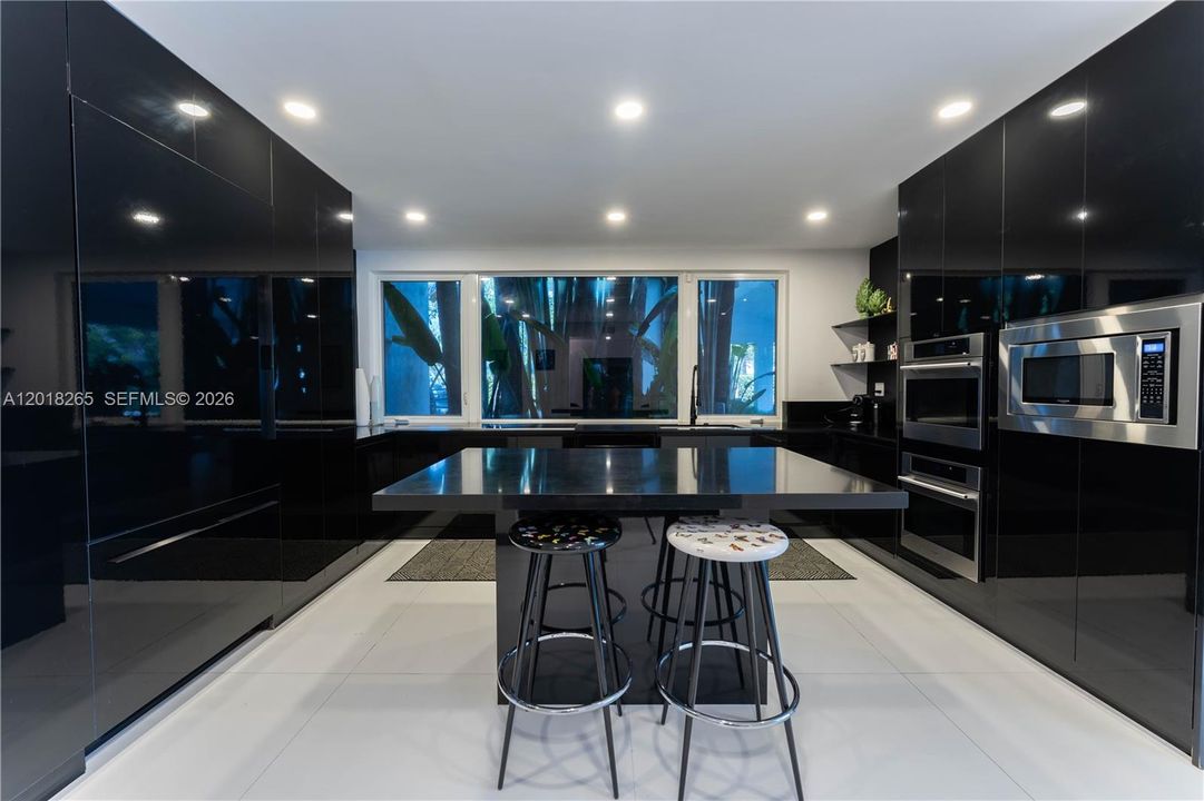 For Sale: $4,900,000 (6 beds, 6 baths, 6062 Square Feet)