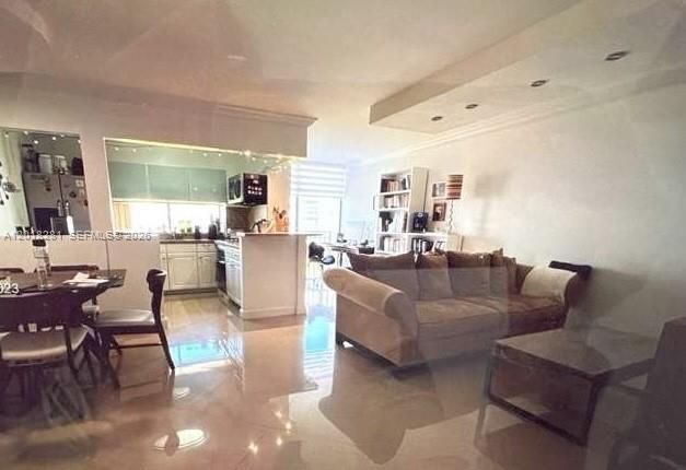 For Sale: $330,000 (2 beds, 2 baths, 894 Square Feet)