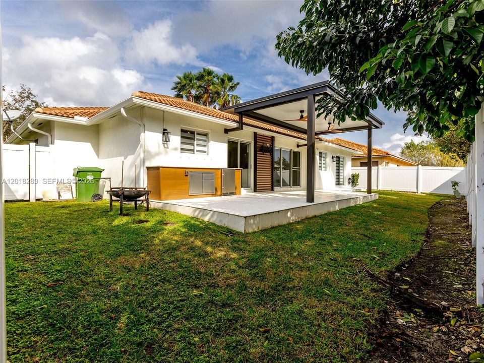 Activo con contrato: $4,350 (3 camas, 2 baños, 1526 Pies cuadrados)