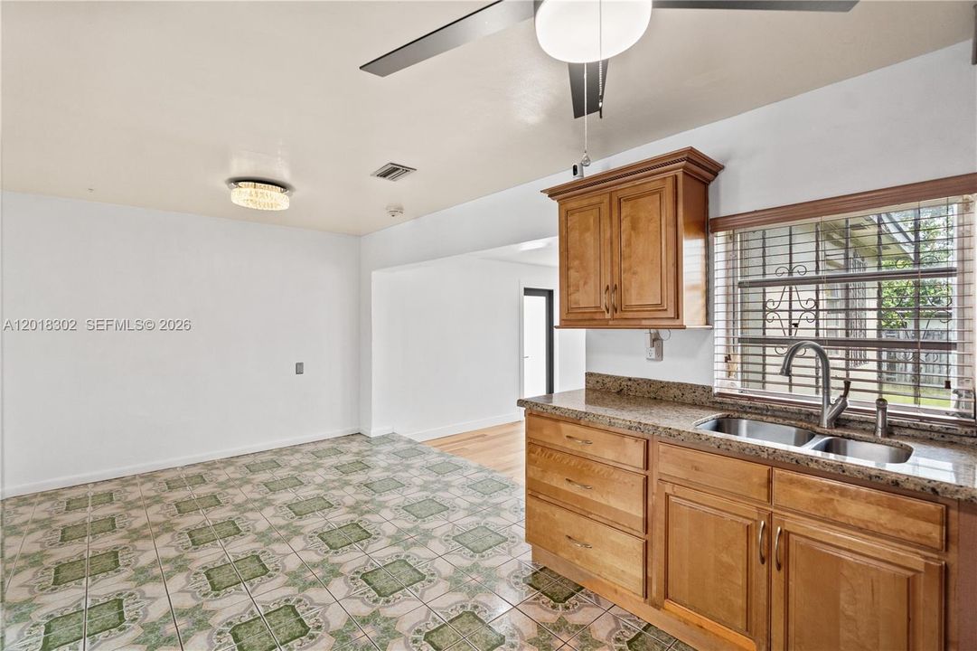 Vendido Recientemente: $499,900 (4 camas, 2 baños, 1552 Pies cuadrados)