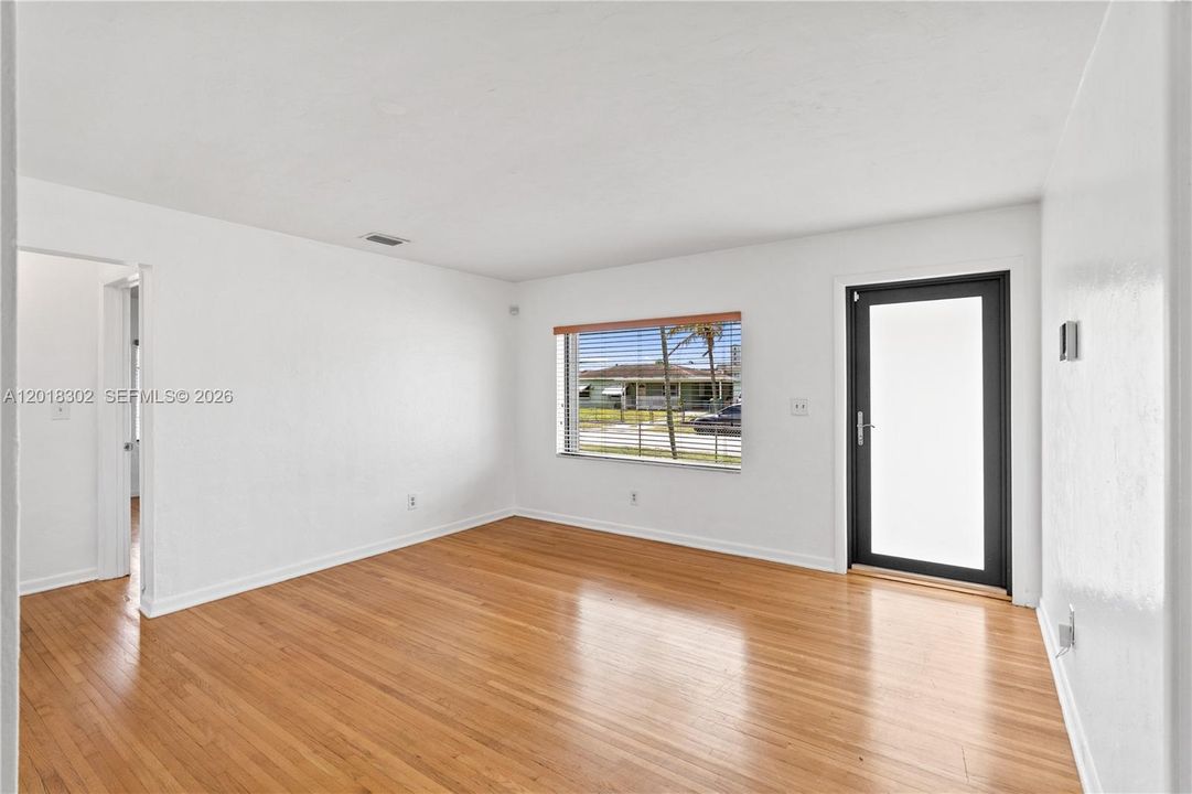 Vendido Recientemente: $499,900 (4 camas, 2 baños, 1552 Pies cuadrados)