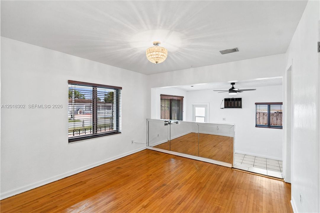 Vendido Recientemente: $499,900 (4 camas, 2 baños, 1552 Pies cuadrados)