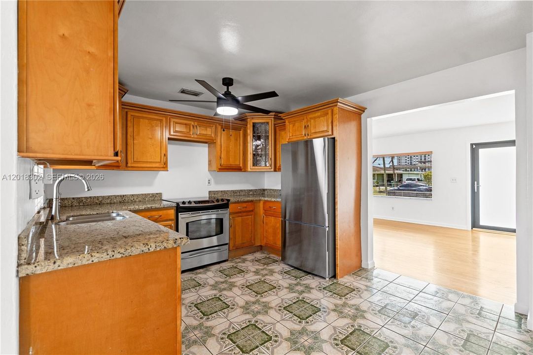 Vendido Recientemente: $499,900 (4 camas, 2 baños, 1552 Pies cuadrados)
