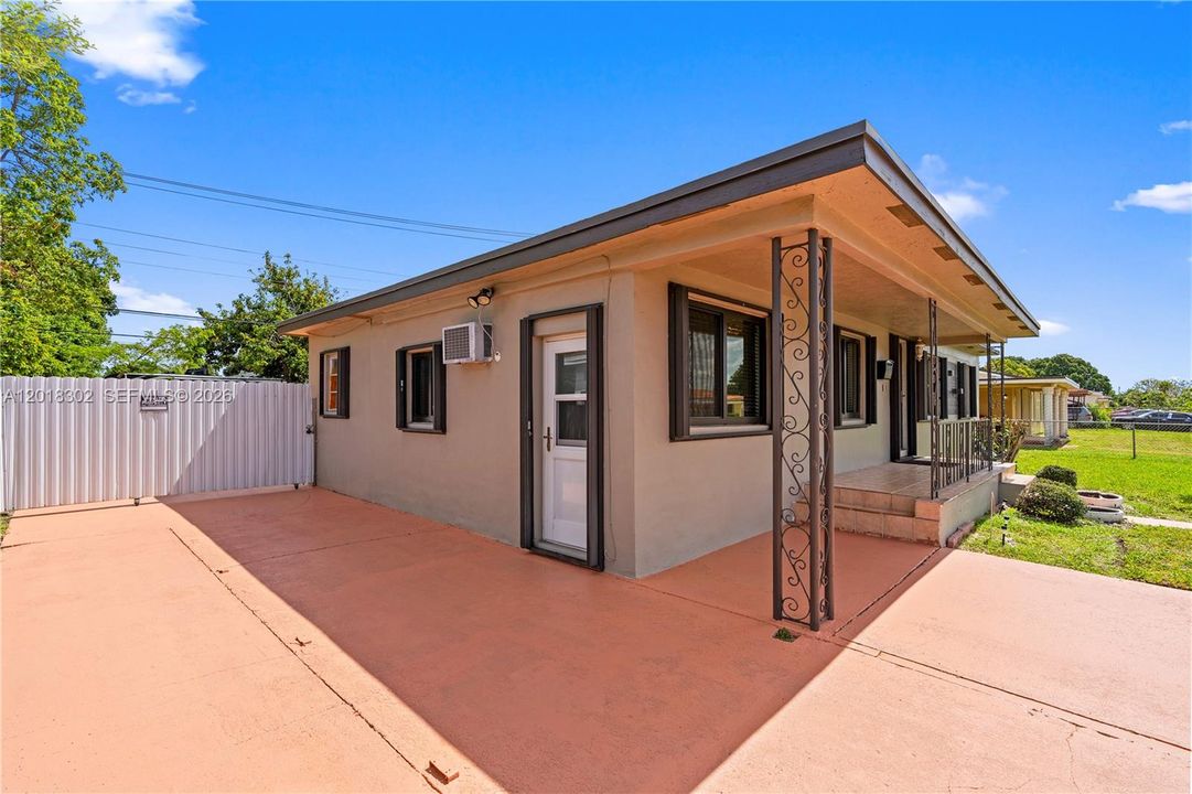 Vendido Recientemente: $499,900 (4 camas, 2 baños, 1552 Pies cuadrados)