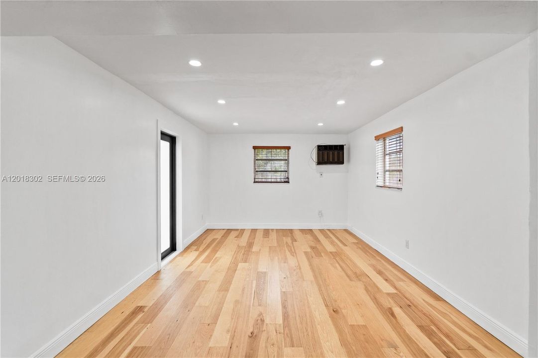 Vendido Recientemente: $499,900 (4 camas, 2 baños, 1552 Pies cuadrados)