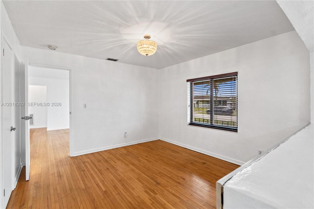 Vendido Recientemente: $499,900 (4 camas, 2 baños, 1552 Pies cuadrados)