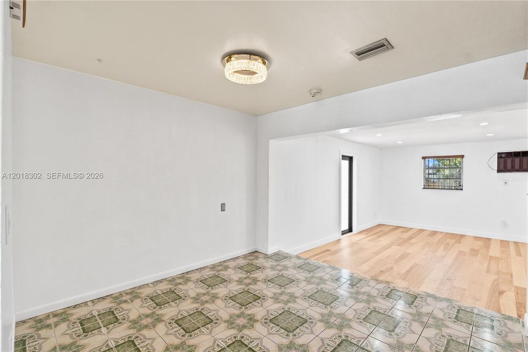 Vendido Recientemente: $499,900 (4 camas, 2 baños, 1552 Pies cuadrados)