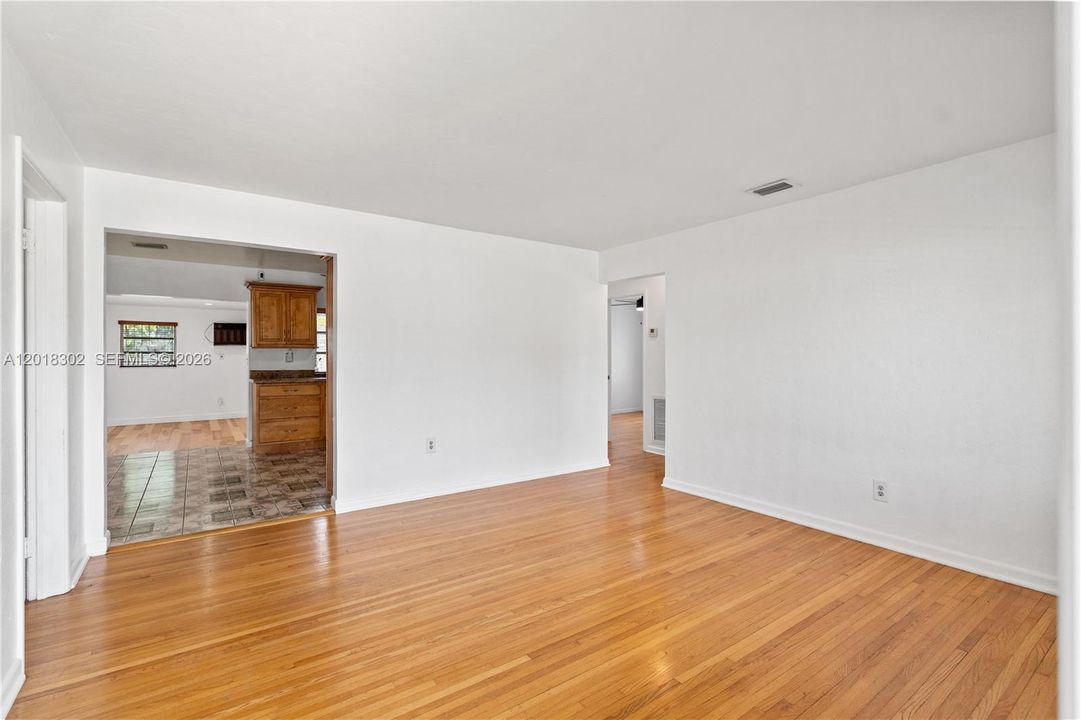 Vendido Recientemente: $499,900 (4 camas, 2 baños, 1552 Pies cuadrados)