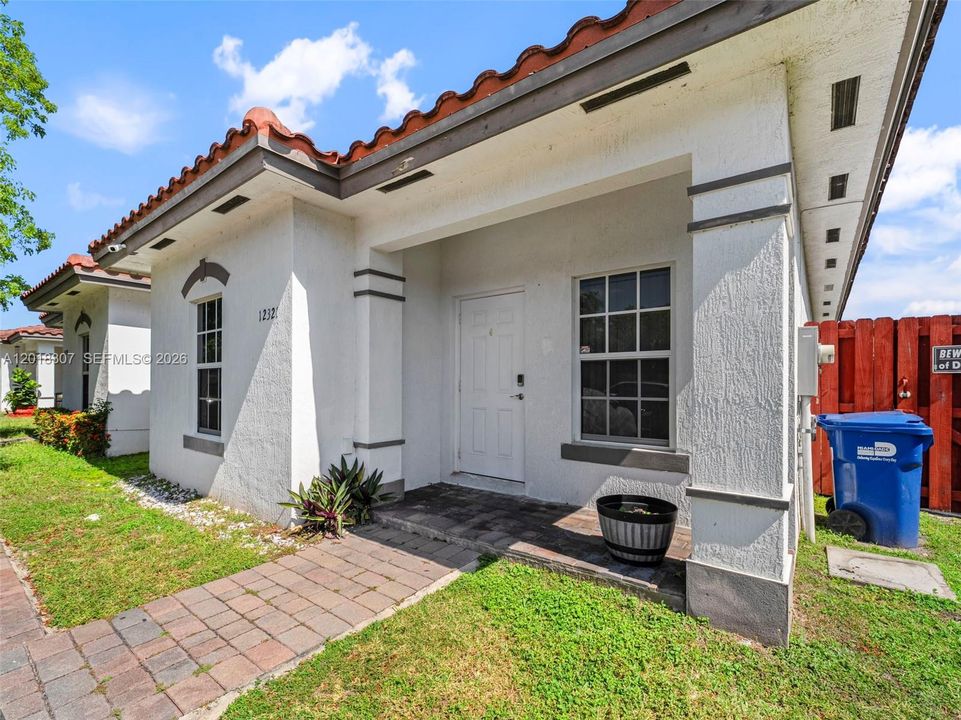 Activo con contrato: $449,000 (3 camas, 2 baños, 1083 Pies cuadrados)